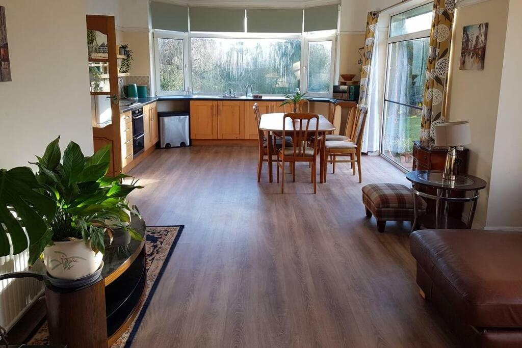 4 Bedroom Country Home Бристол Екстериор снимка
